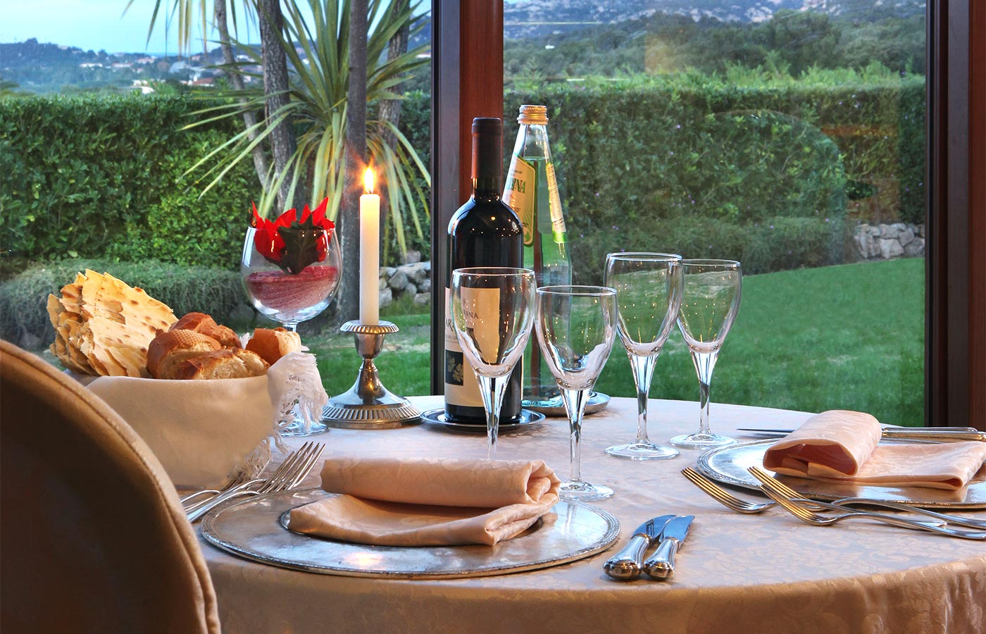 Una cena raffinata all'hotel Pulicinu a Baja Sardinia