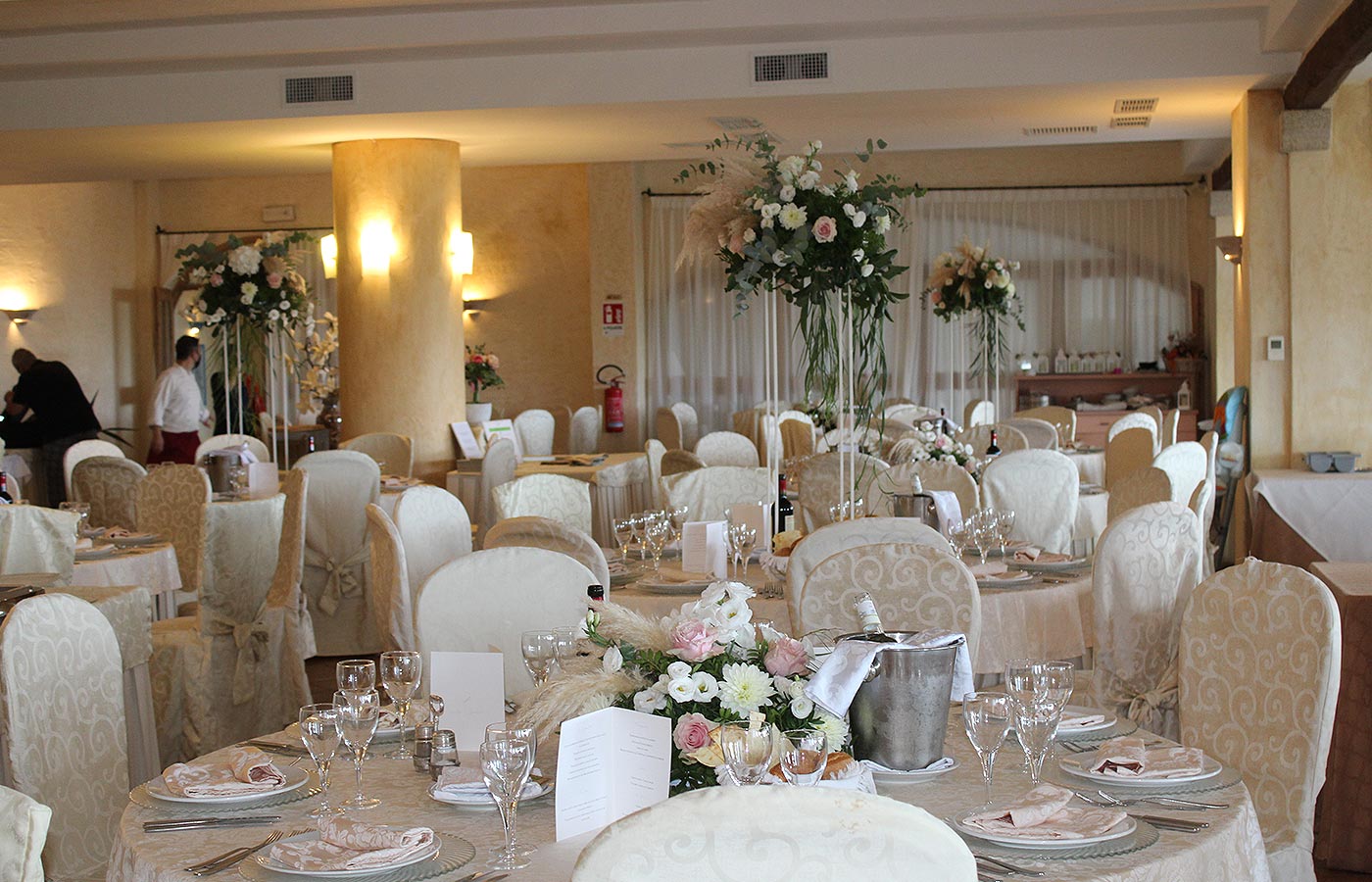 sala da pranzo pronta per una festa di matrimonio all'Hotel Pulicinu