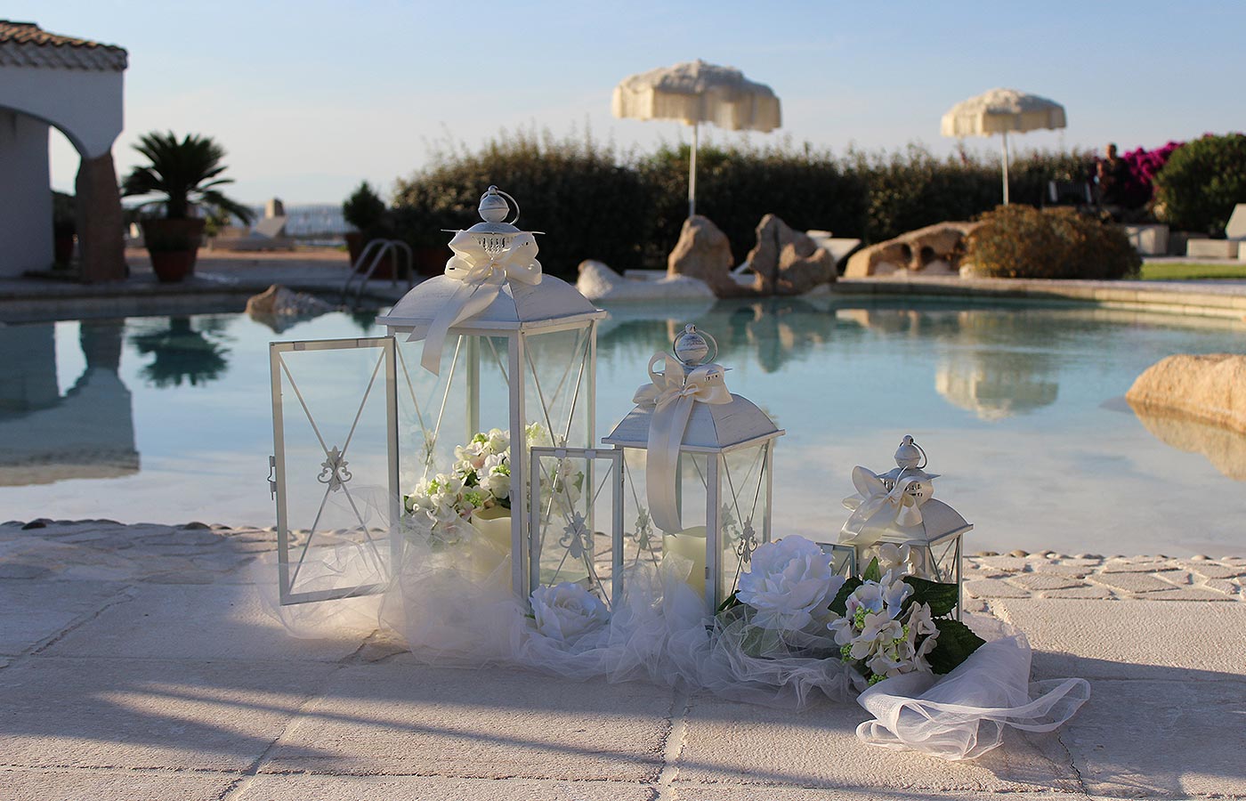 una lanterna bianca come decorazione a bordo piscina durante un matrimonio all'Hotel Pulicinu
