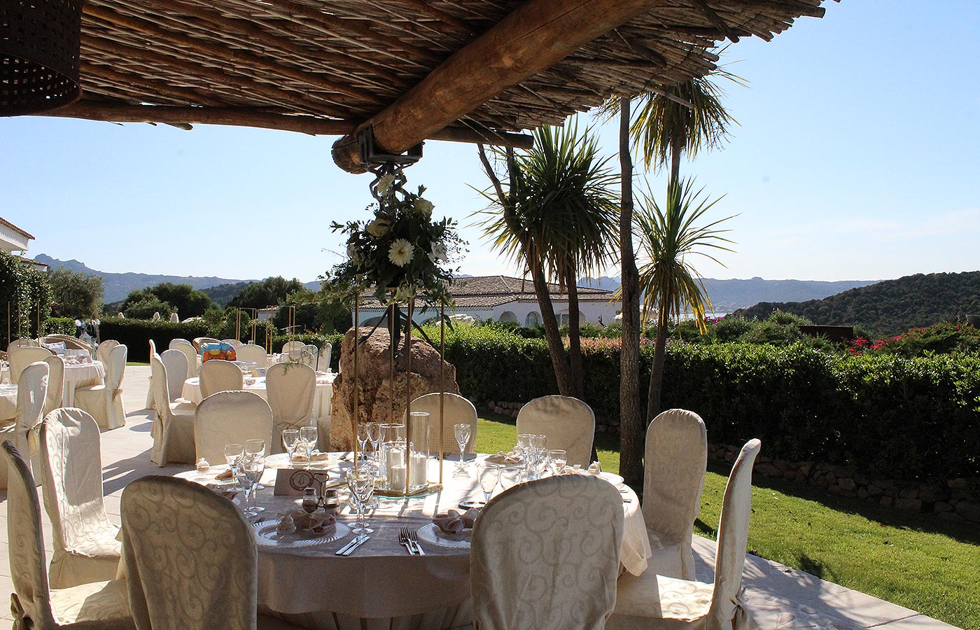 dei tavoli preparati per un matrimonio nel giardino dell'Hotel Pulicinu in Sardegna