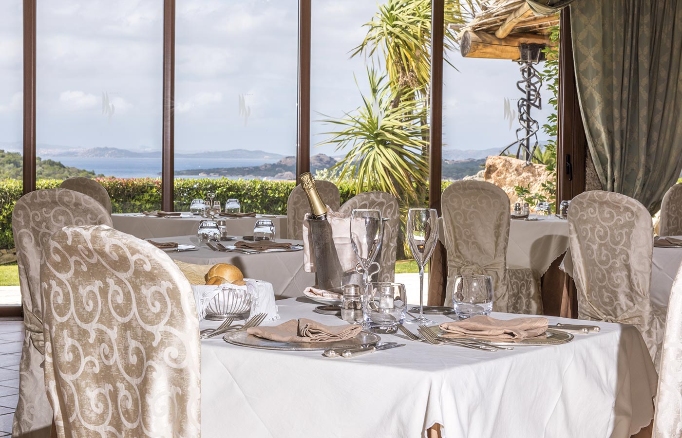 The bright and spacious dining room of the Hotel Pulicinu in Baja Sardinia